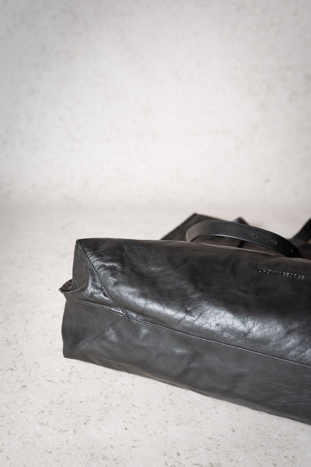 MATTI | Crushed Grain | Black