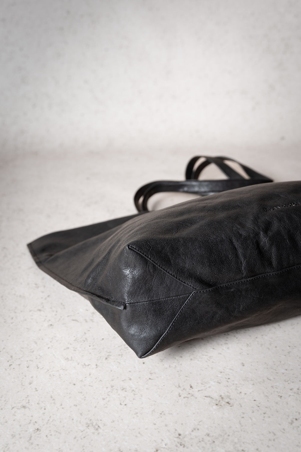 KIKI | Matte Natural Grain | Slate Black