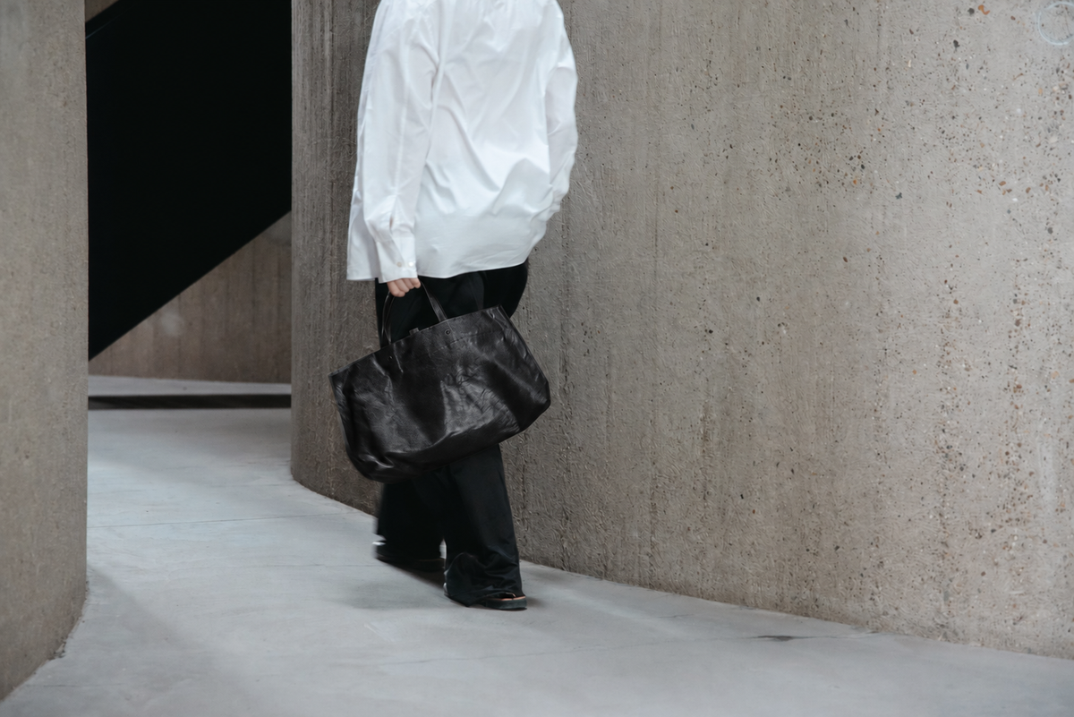 LIHANN GEORGE | ELLI | Crushed Grain Leather | Black